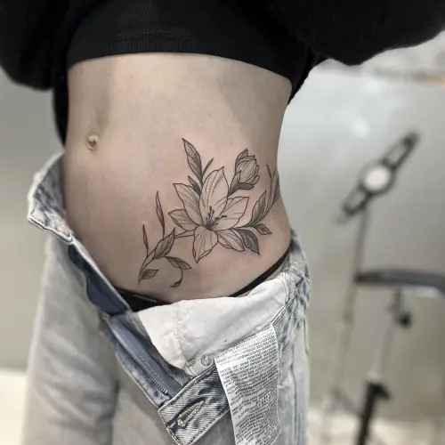 Tatuatge femení de flor