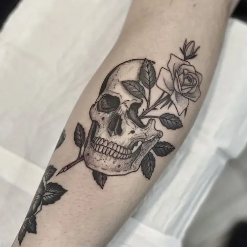 tatuatge de calavera amb rosa