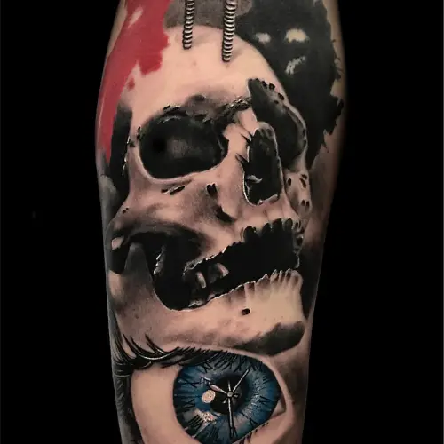 Tatuaje ojo y calavera