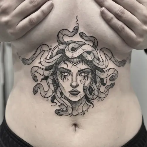 Tatuatge femení de dona medusa